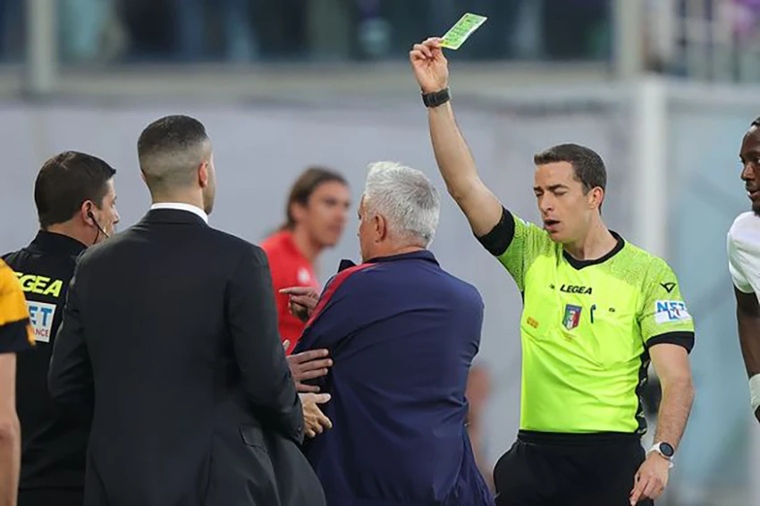 Mourinho bị trọng tài rút thẻ vàng trong trận AS Roma thua ngược Fiorentina. ẢNH: GETTY Mourinho bị trọng tài rút thẻ vàng trong trận AS Roma thua ngược Fiorentina. ẢNH: GETTY