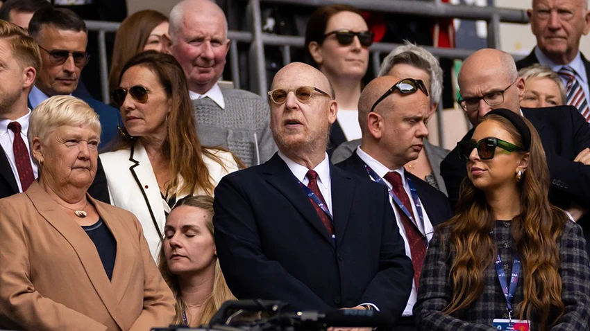 Nhà Glazer đang kéo dài quá trình bán MU khiến nhiều fan "quỷ đỏ" phẫn nộ. ẢNH: GETTY Nhà Glazer đang kéo dài quá trình bán MU khiến nhiều fan "quỷ đỏ" phẫn nộ. ẢNH: GETTY