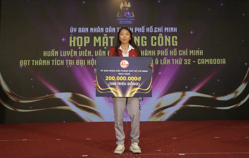 Buổi lễ trao thưởng cho các HLV, VĐV TP.HCM đạt thành tích cao tại SEA Games 32 tại khách sạn REX.