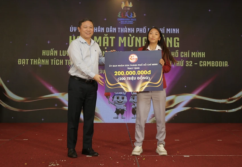 Nữ tuyển thủ Huỳnh Như nhận thưởng 200 triệu đồng từ UBND TP.HCM.