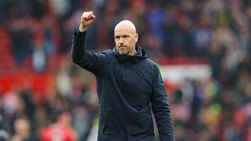 Ten Hag đang dần được lãnh đạo MU tin tưởng sau khi vực dậy MU từ vực sâu. ẢNH: GETTY Ten Hag đang dần được lãnh đạo MU tin tưởng sau khi vực dậy MU từ vực sâu. ẢNH: GETTY