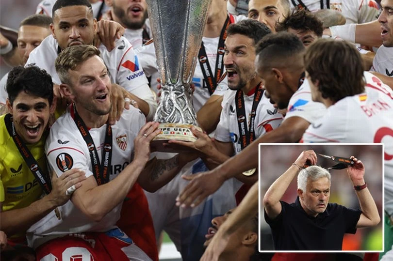 Chức vô địch lần thứ 7 của Sevilla hoàn toàn xứng đáng, còn Mourinho đã thua trận chung kết cúp châu Âu đầu tiên. Ảnh: Reuters Chức vô địch lần thứ 7 của Sevilla hoàn toàn xứng đáng, còn Mourinho đã thua trận chung kết cúp châu Âu đầu tiên. Ảnh: Reuters