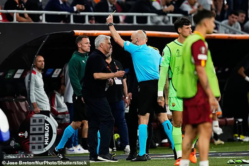 Mourinho bức xúc với trọng tài và bị phạt thẻ vàng. ẢNH: REUTERS, BT SPORTS, SHUTTERSTOCK Mourinho bức xúc với trọng tài và bị phạt thẻ vàng. ẢNH: REUTERS, BT SPORTS, SHUTTERSTOCK