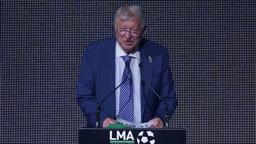 Khoảnh khắc Sir Alex Ferguson xướng tên Pep Guardiola thắng giải HLV hay nhất năm. ẢNH: GETTY Khoảnh khắc Sir Alex Ferguson xướng tên Pep Guardiola thắng giải HLV hay nhất năm. ẢNH: GETTY