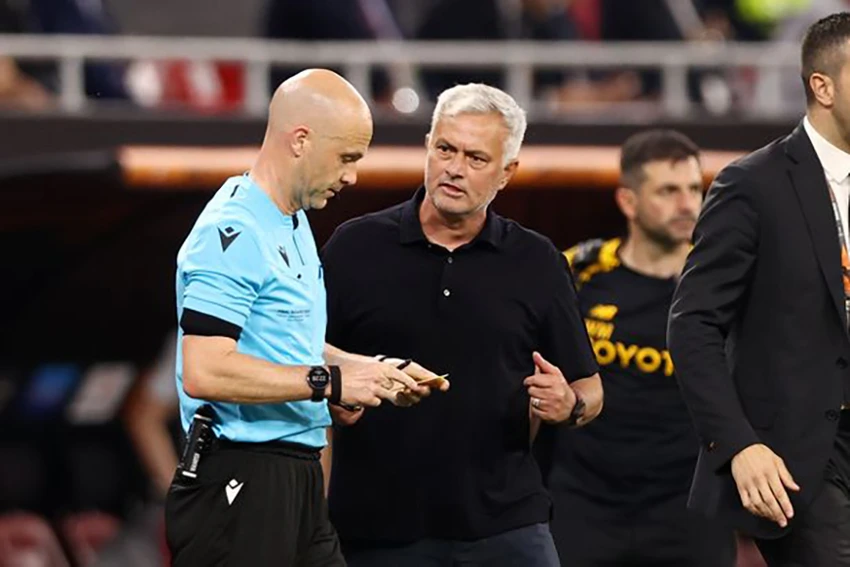 Mourinho liên tục phản ứng với trọng tài. ẢNH: GETTY