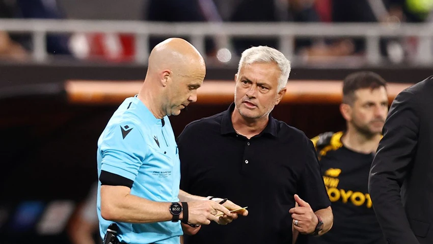 Jose Mourinho đã xúc phạm trọng tài Taylor. ẢNH: GETTY