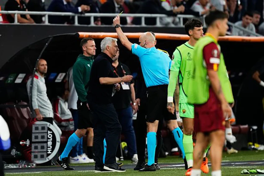Mourinho nhận thẻ vàng từ trọng tài Taylor vì lỗi phản ứng. ẢNH: GETTY