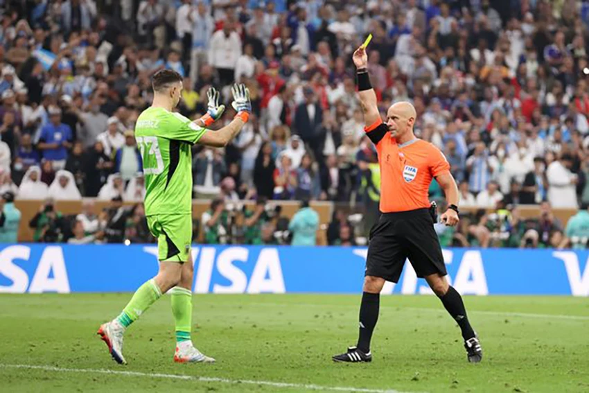 Szymon Marciniak bắt chính trận chung kết World Cup 2022 giữa Argentina và Pháp. ẢNH: GETTY Szymon Marciniak bắt chính trận chung kết World Cup 2022 giữa Argentina và Pháp. ẢNH: GETTY