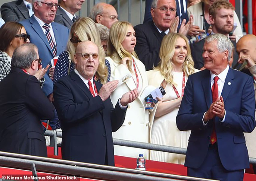 Avram Glazer xuất hiện trên sân Wembley theo dõi trận chung kết FA Cup. ẢNH: SHUTTERSTOCK Avram Glazer xuất hiện trên sân Wembley theo dõi trận chung kết FA Cup. ẢNH: SHUTTERSTOCK