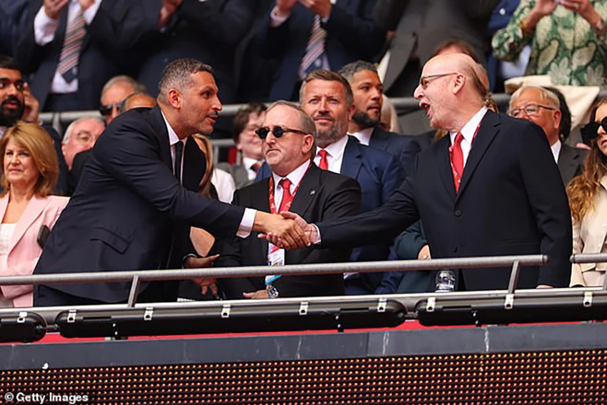 Avram Glazer bắt tay với người đứng đầu TP Khaldoon Al-Mubarak trên sân Wembley. ẢNH: GETTY Avram Glazer bắt tay với người đứng đầu TP Khaldoon Al-Mubarak trên sân Wembley. ẢNH: GETTY