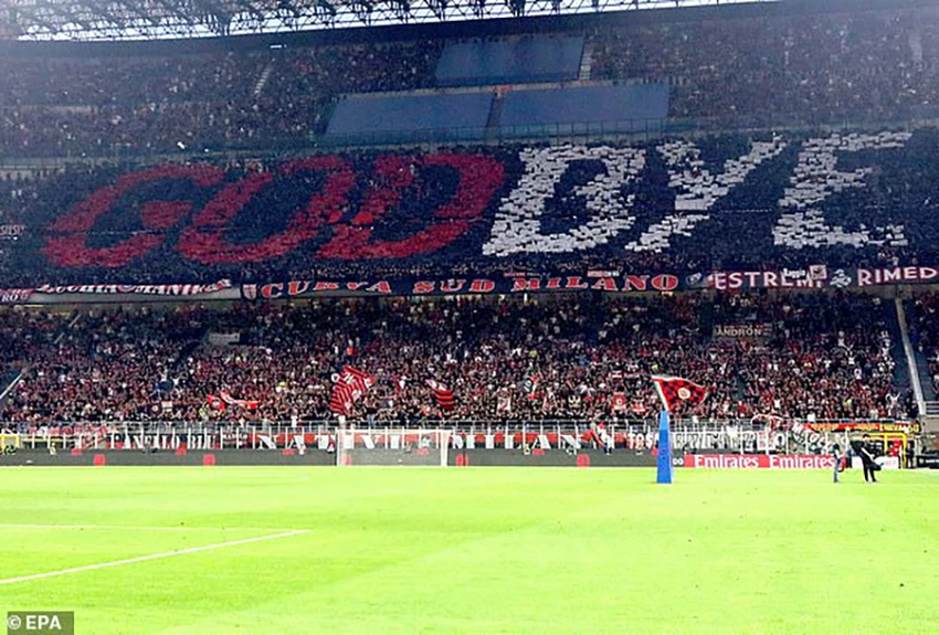 Các fan tạm biệt Zlatan Ibrahimovic. ẢNH: EPA Các fan tạm biệt Zlatan Ibrahimovic. ẢNH: EPA