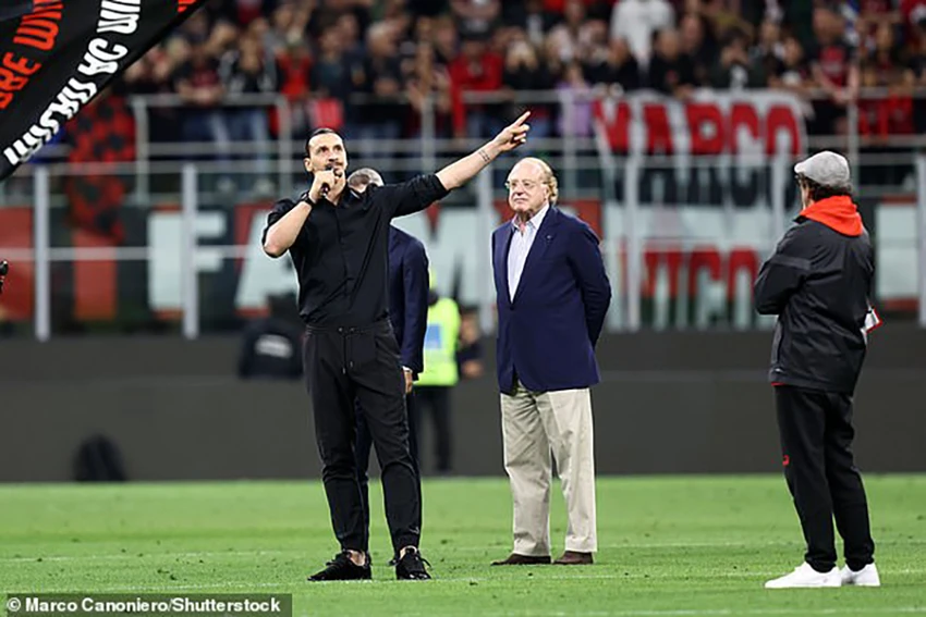 Ibrahimovic có bài phát biểu xúc động trước đám đông CĐV trên sân San Siro. ẢNH: SHUTTERSTOCK Ibrahimovic có bài phát biểu xúc động trước đám đông CĐV trên sân San Siro. ẢNH: SHUTTERSTOCK