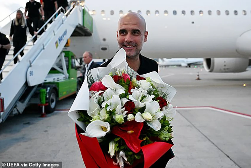 Pep Guardiola được tặng bó hoa khi xuống máy bay. ẢNH: GETTY Pep Guardiola được tặng bó hoa khi xuống máy bay. ẢNH: GETTY