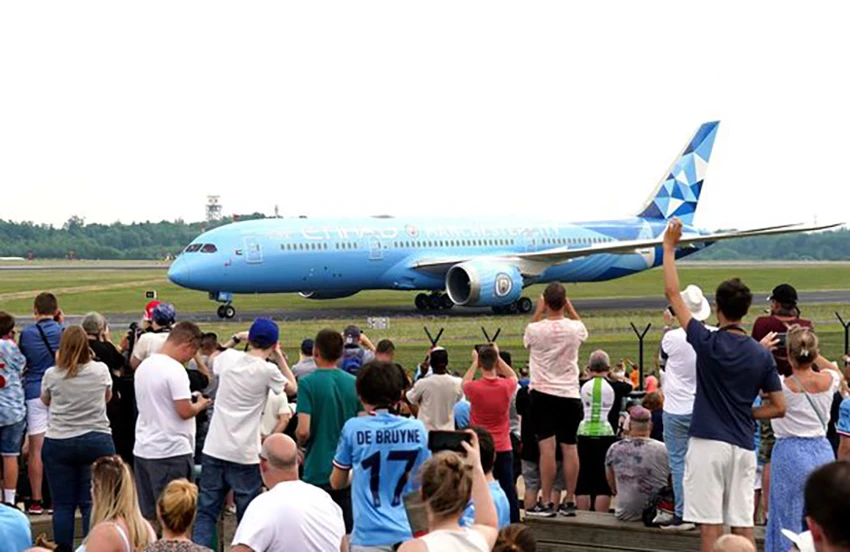 Man City trở về Anh trong sự chào đón của người hâm mộ. ẢNH: MIRROR Man City trở về Anh trong sự chào đón của người hâm mộ. ẢNH: MIRROR
