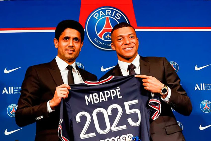 Mbappe ký gia hạn thêm 2 năm, kèm tùy chọn gia hạn thêm 1 năm với PSG vào mùa hè năm ngoái. ẢNH: GETTY
