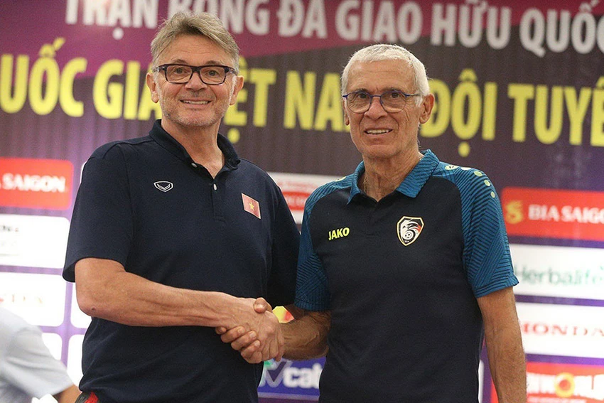 HLV Troussier và HLV Cuper bắt tay nhau. HLV Troussier và HLV Cuper bắt tay nhau.