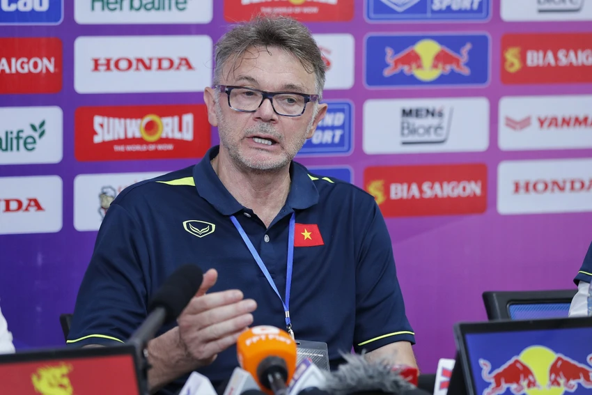 HLV Philippe Troussier trong buổi họp báo sau trận đấu. ẢNH: ANH PHƯƠNG HLV Philippe Troussier trong buổi họp báo sau trận đấu. ẢNH: ANH PHƯƠNG