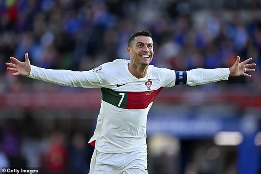 Ronaldo đệm bóng cận thành vào lưới và ăn mừng bàn thắng. ẢNH: GETTY Ronaldo đệm bóng cận thành vào lưới và ăn mừng bàn thắng. ẢNH: GETTY