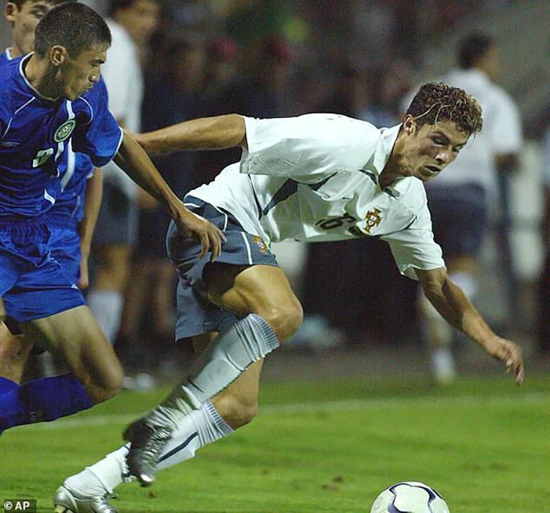 Ronaldo trong trận đấu đầu tiên ở tuyển Bồ Đào Nha vào tháng 8-2003. ẢNH: AP Ronaldo trong trận đấu đầu tiên ở tuyển Bồ Đào Nha vào tháng 8-2003. ẢNH: AP