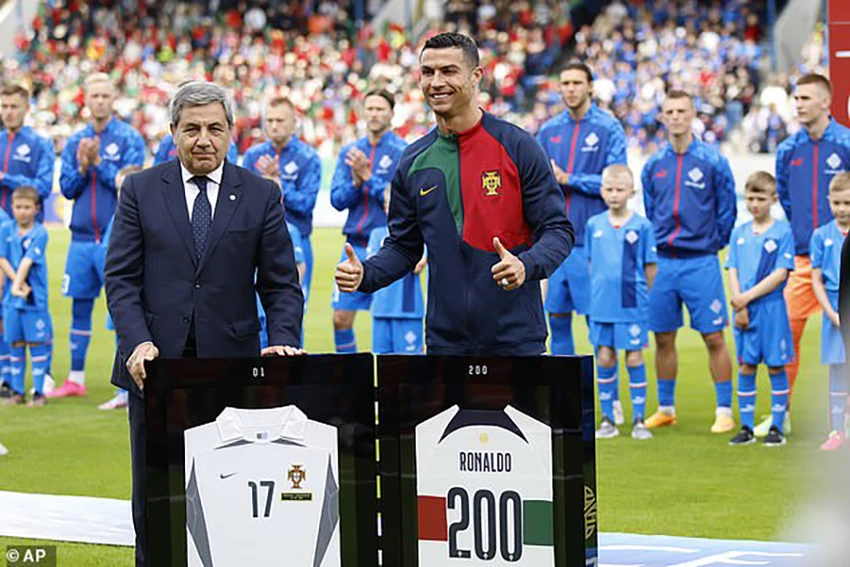 Ronaldo nhận giấy chứng nhận của tổ chức kỷ lục Guinness trước trận đấu. ẢNH: GETTY, AP Ronaldo nhận giấy chứng nhận của tổ chức kỷ lục Guinness trước trận đấu. ẢNH: GETTY, AP