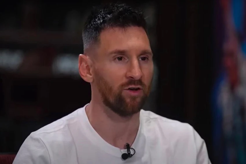 Messi khẳng định, cả anh, Mbappe lẫn Neymar đều chịu đựng phản ứng cay nghiệt từ CĐV PSG. ẢNH: MIRROR