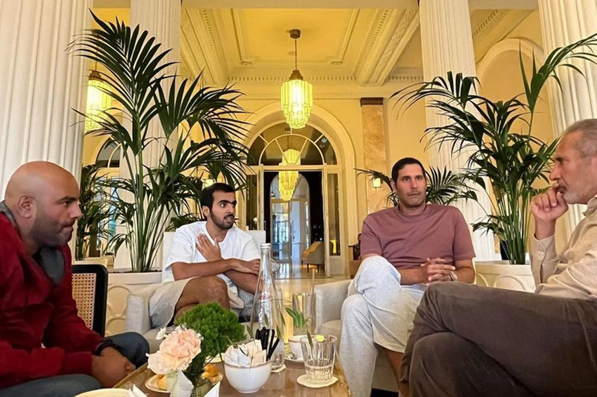 Sheikh Jassim (thứ hai bên phải) ngồi cạnh cha mình, cựu Thủ tướng Qatar. ẢNH: Instagram hbj_althani) Sheikh Jassim (thứ hai bên phải) ngồi cạnh cha mình, cựu Thủ tướng Qatar. ẢNH: Instagram hbj_althani)