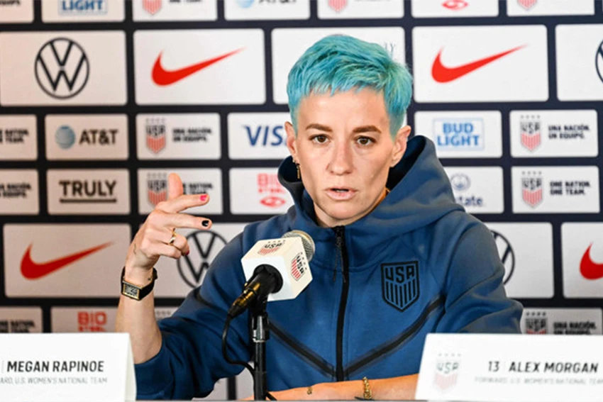 Nữ tuyển thủ Mỹ Megan Rapinoe gửi đi thông điệp bảo vệ và ủng hộ các cầu thủ nữ. Ảnh: GETTY IMAGES Nữ tuyển thủ Mỹ Megan Rapinoe gửi đi thông điệp bảo vệ và ủng hộ các cầu thủ nữ. Ảnh: GETTY IMAGES