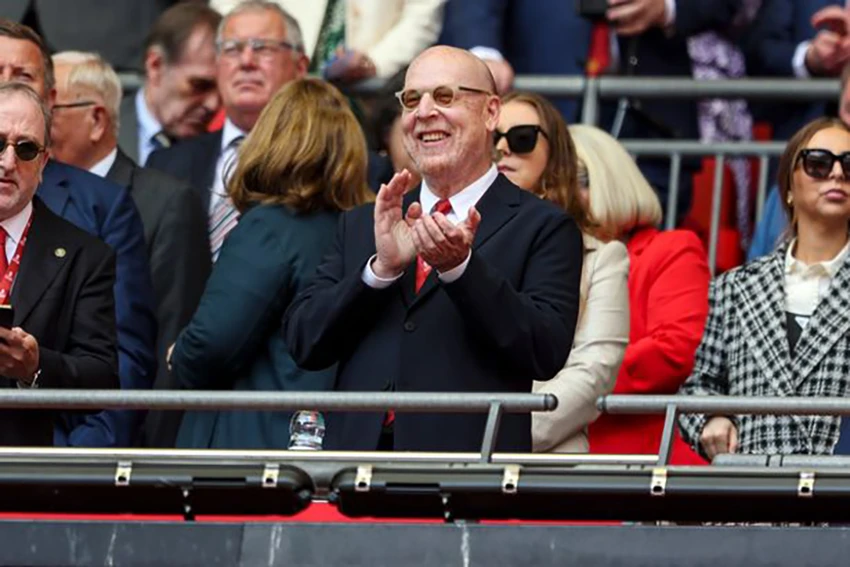 Nhà Glazer gần như chắc chắn phải bán MU và rời hoàn toàn khỏi Old Trafford. ẢNH: GETTY Nhà Glazer gần như chắc chắn phải bán MU và rời hoàn toàn khỏi Old Trafford. ẢNH: GETTY