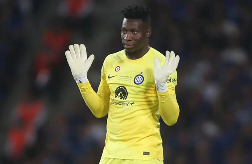 Onana biết ơn Ten Hag vì được ông ủng hộ, trong lúc anh bị người hâm mộ quay lưng. ẢNH: GETTY Onana biết ơn Ten Hag vì được ông ủng hộ, trong lúc anh bị người hâm mộ quay lưng. ẢNH: GETTY