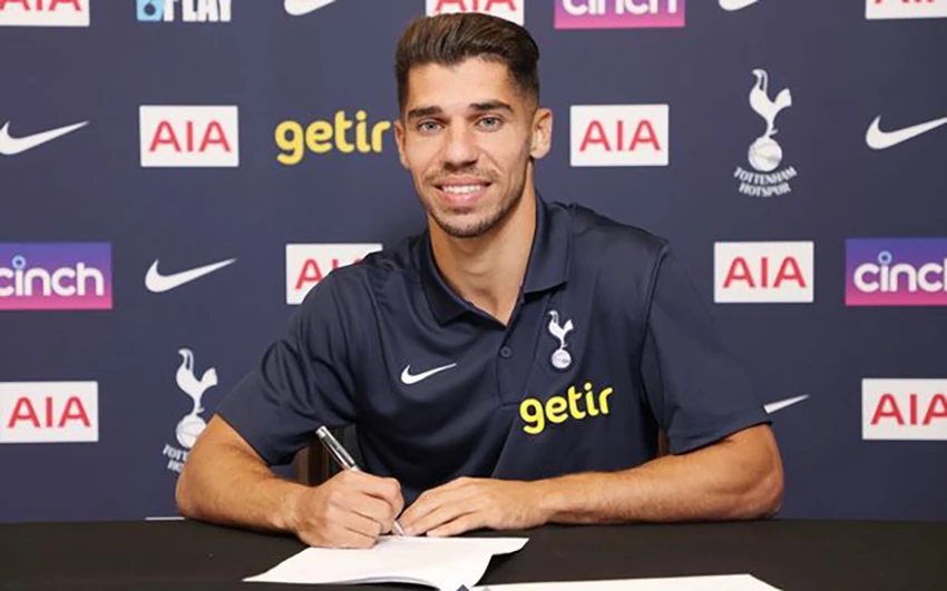 Manor Solomon đặt bút ký vào bản hợp đồng 5 năm với Tottenham. ẢNH: TOTTENHAM
