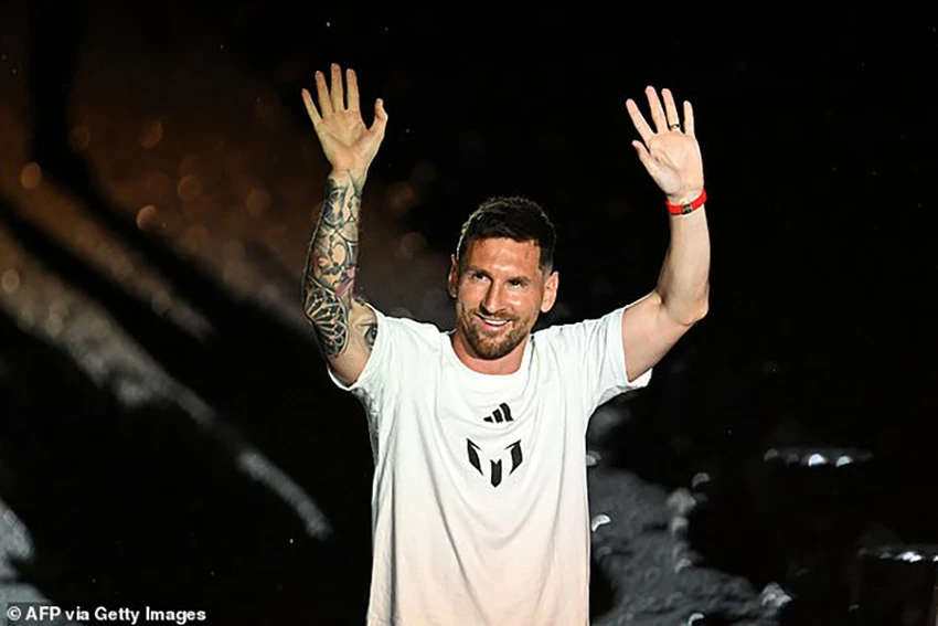 Messi xuất hiện vẫy tay chào người hâm mộ. ẢNH: GETTY Messi xuất hiện vẫy tay chào người hâm mộ. ẢNH: GETTY