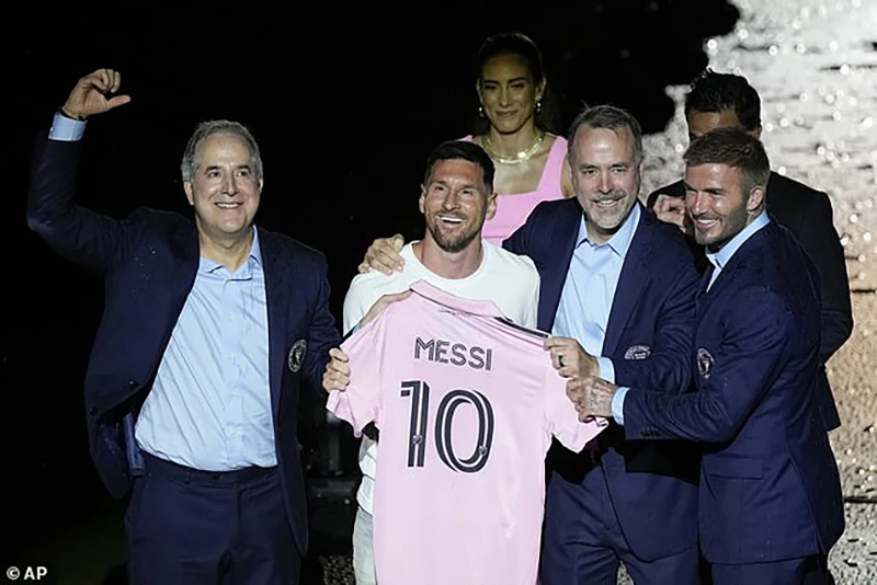 Messi chính thức ra mắt Inter Miami với chiếc áo số 10. ẢNH: AP Messi chính thức ra mắt Inter Miami với chiếc áo số 10. ẢNH: AP
