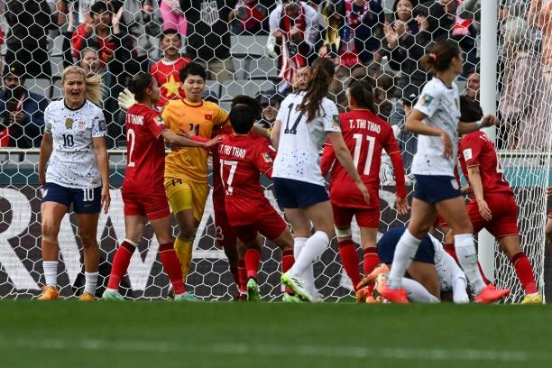 Kim Thanh cùng đồng đội ăn mừng pha cản phá penalty thành công. ẢNH: GETTY Kim Thanh cùng đồng đội ăn mừng pha cản phá penalty thành công. ẢNH: GETTY