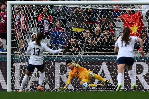 Kim Thanh xuất sắc cản phá cú sút penalty của Morgan. ẢNH: GETTY Kim Thanh xuất sắc cản phá cú sút penalty của Morgan. ẢNH: GETTY