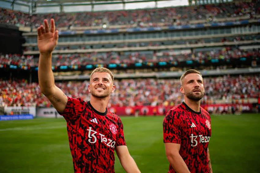 Mason Mount và Luke Shaw trở thành đồng đội của nhau tại Man Utd. ẢNH: GETTY Mason Mount và Luke Shaw trở thành đồng đội của nhau tại Man Utd. ẢNH: GETTY