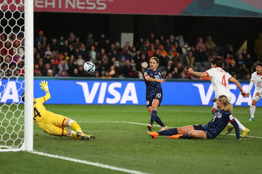 Danielle Van de Donk đệm bóng cận thành ghi bàn thứ năm cho Hà Lan. ẢNH: GETTY Danielle Van de Donk đệm bóng cận thành ghi bàn thứ năm cho Hà Lan. ẢNH: GETTY