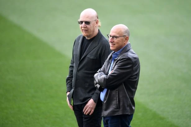 Avram và Joel Glazer vẫn là chủ sở hữu Manchester United. ẢNH: GETTY Avram và Joel Glazer vẫn là chủ sở hữu Manchester United. ẢNH: GETTY