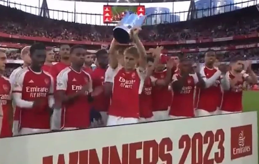 Các cầu thủ Arsenal cuối cùng đã nhớ vỗ tay khi nâng cúp. ẢNH: DAILY STAR Các cầu thủ Arsenal cuối cùng đã nhớ vỗ tay khi nâng cúp. ẢNH: DAILY STAR