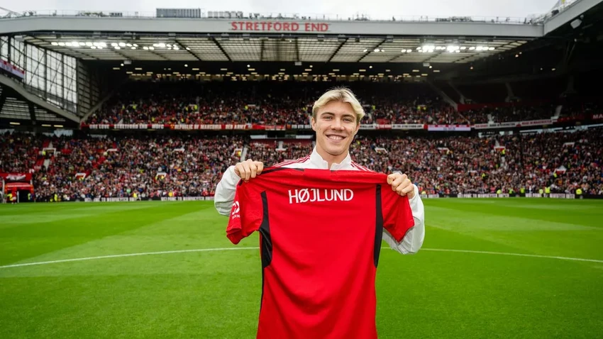 Rasmus Hojlund ra mắt các fan nhà trên sân Old Trafford. ẢNH: GETTY Rasmus Hojlund ra mắt các fan nhà trên sân Old Trafford. ẢNH: GETTY
