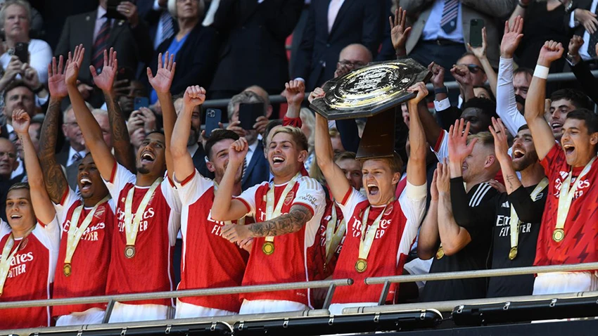 Arsenal nâng cao chức vô địch Community Shield. ẢNH: GETTY Arsenal nâng cao chức vô địch Community Shield. ẢNH: GETTY