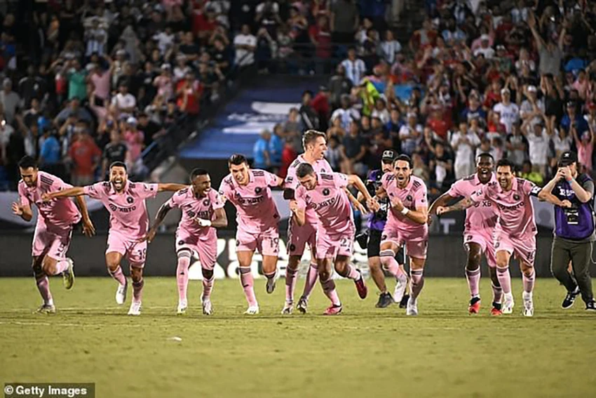 Các cầu thủ Inter Miami ăn mừng sau khi thắng ở loạt luân lưu... ẢNH: GETTY Các cầu thủ Inter Miami ăn mừng sau khi thắng ở loạt luân lưu... ẢNH: GETTY