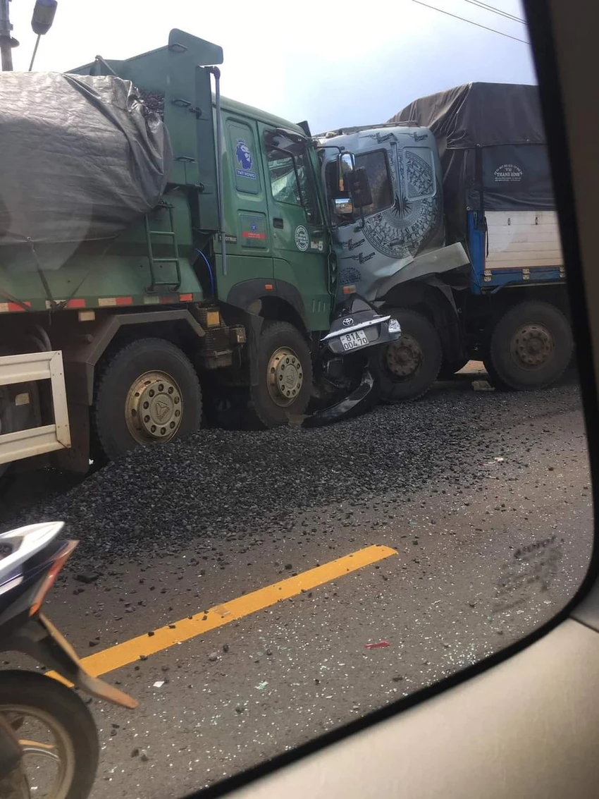 Hình ảnh tại hiện trường cho thấy chiếc ô tô chở các thành viên CLB HA Gia Lai bị hai xe tải "kẹp bẹp dí". ẢNH: CTV Hình ảnh tại hiện trường cho thấy chiếc ô tô chở các thành viên CLB HA Gia Lai bị hai xe tải "kẹp bẹp dí". ẢNH: CTV