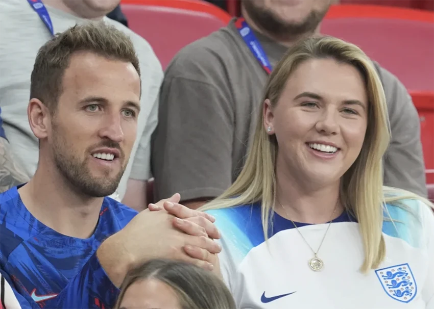 Harry Kane đã đến Đức cùng vợ để kiểm tra y tế. ẢNH: SUN SPORTS Harry Kane đã đến Đức cùng vợ để kiểm tra y tế. ẢNH: SUN SPORTS