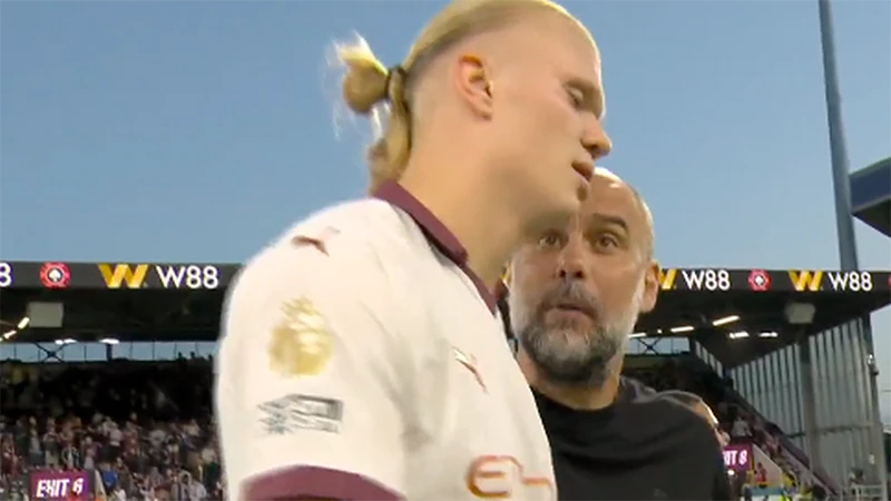 Pep Guardiola giận dữ với Haaland ngay trên sân. ẢNH: SKY SPORTS Pep Guardiola giận dữ với Haaland ngay trên sân. ẢNH: SKY SPORTS