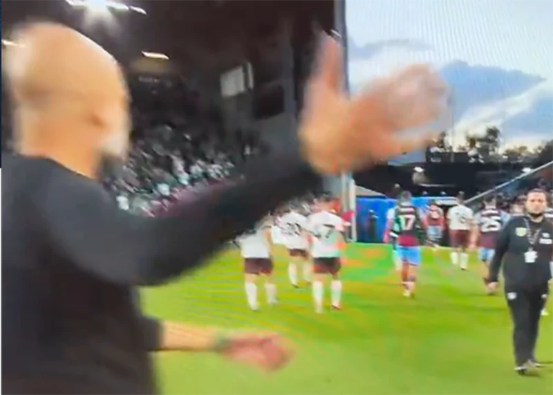 Pep Guardiola đưa tay gạt máy quay của nhà đài Sky Sports. ẢNH: SKY SPORTS Pep Guardiola đưa tay gạt máy quay của nhà đài Sky Sports. ẢNH: SKY SPORTS