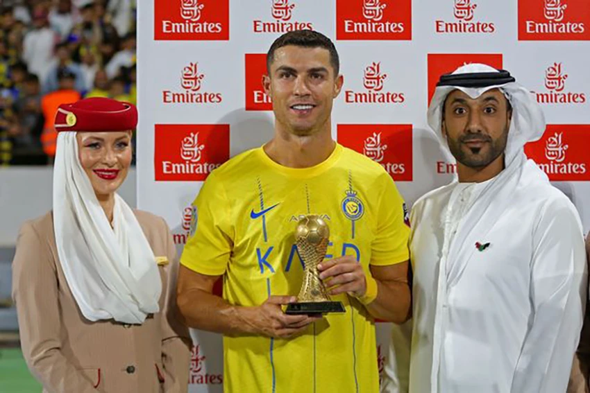 Ronaldo nhận danh hiệu chiếc giày vàng dành cho vua phá lưới giải đấu. ẢNH: GETTY Ronaldo nhận danh hiệu chiếc giày vàng dành cho vua phá lưới giải đấu. ẢNH: GETTY