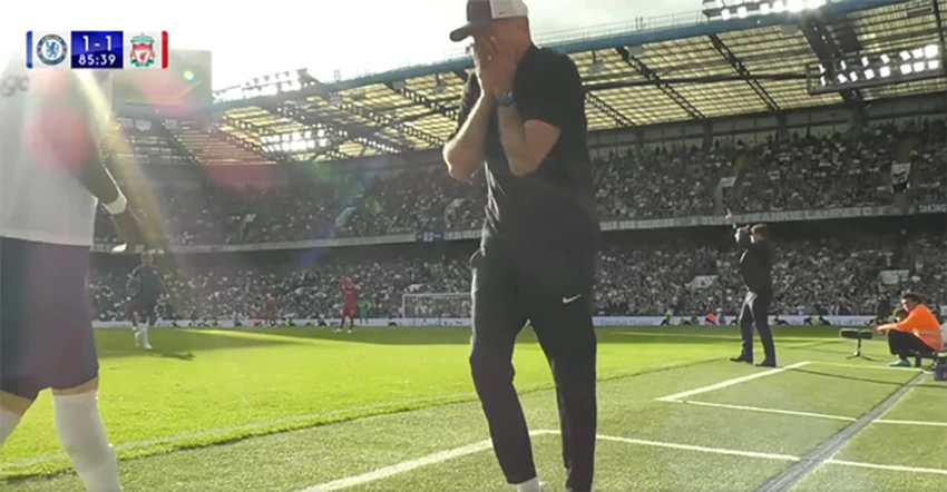 Klopp khuỵu xuống và ôm mặt thất vọng trước quyết định của trọng tài Taylor. ẢNH: SKY SPORTS Klopp khuỵu xuống và ôm mặt thất vọng trước quyết định của trọng tài Taylor. ẢNH: SKY SPORTS