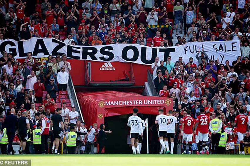 Fan MU dự kiến sẽ tiếp tục biểu tình phản đối nhà Glazer trên sân Old Trafford vào rạng sáng mai 15-8. ẢNH: REUTERS Fan MU dự kiến sẽ tiếp tục biểu tình phản đối nhà Glazer trên sân Old Trafford vào rạng sáng mai 15-8. ẢNH: REUTERS