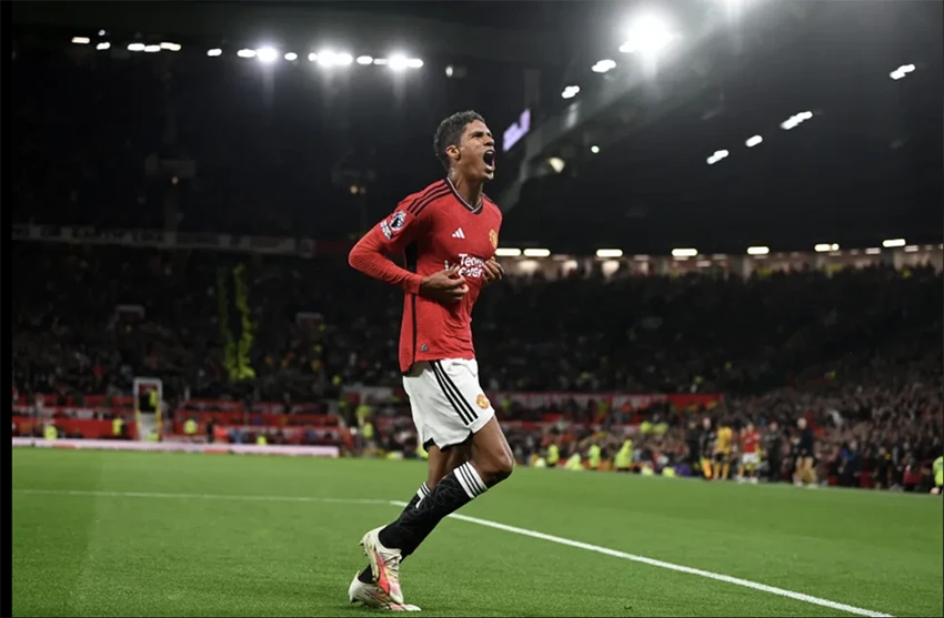 Varane là cầu thủ ghi bàn đầu tiên cho MU tại Premier League 2023 - 2024. ẢNH: GETTY Varane là cầu thủ ghi bàn đầu tiên cho MU tại Premier League 2023 - 2024. ẢNH: GETTY