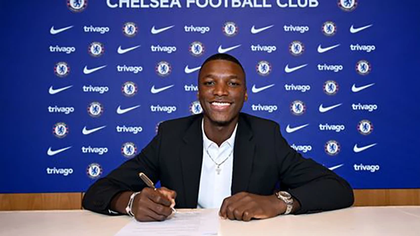 Caicedo tươi cười đặt bút ký vào bản hợp đồng với Chelsea. ẢNH: GETTY Caicedo tươi cười đặt bút ký vào bản hợp đồng với Chelsea. ẢNH: GETTY